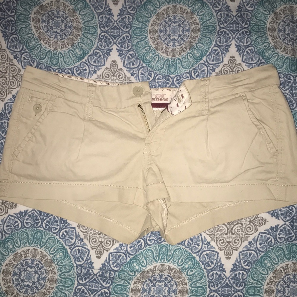 Khaki Hollister shorts